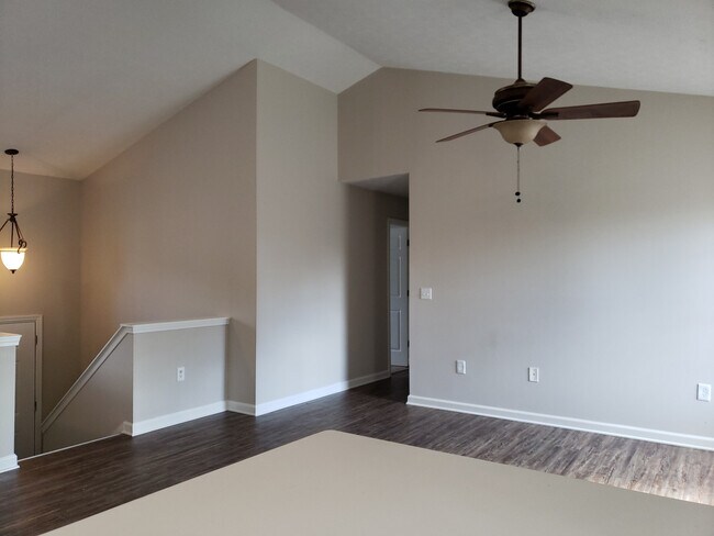 Building Photo - Extremely Clean 3 Bed x 2 Bath Split Level...
