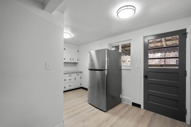 Building Photo - Charming 2 bedroom home in McKees Rocks available May 1!