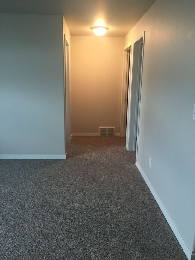Building Photo - 3 bed 3 bath