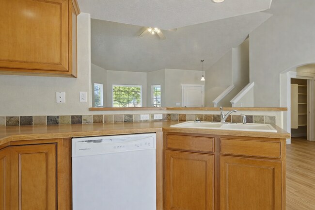 Foto del edificio - Spacious 4-Bedroom Home with 3-Car Garage