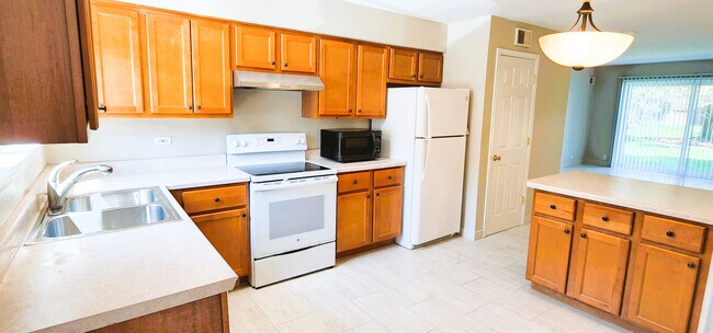 Building Photo - 9457 Bay Colony Dr