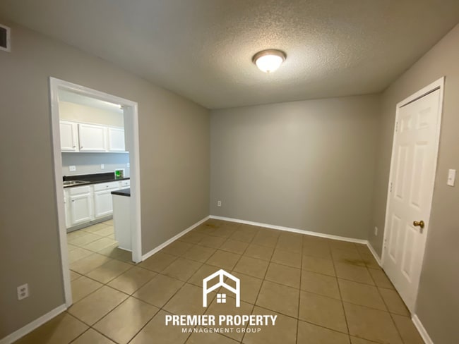 Building Photo - Spacious 3BR/2BA Home with Open Kitchen & Fenced Yard in Memphis