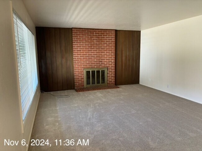 Foto del edificio - Fresh Paint and New Flooring