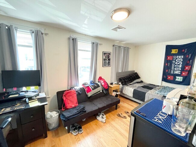 Foto del edificio - Beautiful 6 Bed Condo Style Apartment Available 9/1/26