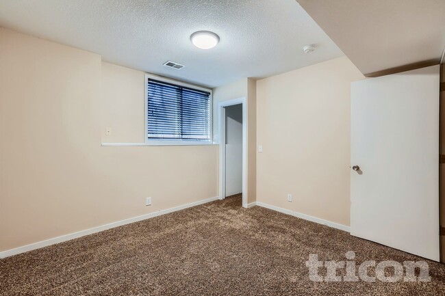 Building Photo - 5 Oak Shore Dr