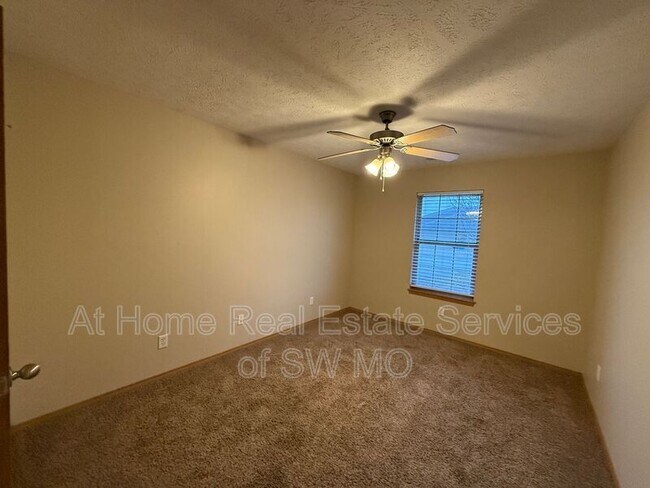 Building Photo - 1171 N Northwood Ave