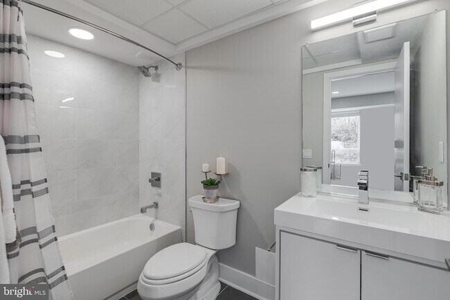 Building Photo - 1952 Bryn Mawr Ave