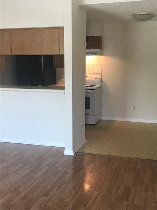 Building Photo - MOVE IN SPECIAL - $500 OFF FIRST FULL MONTH