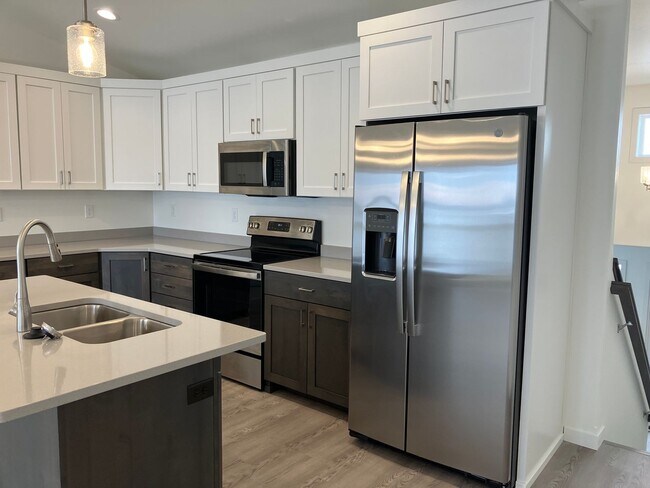 Foto del edificio - New 4 Bedroom/3 Bathroom Twin Home
