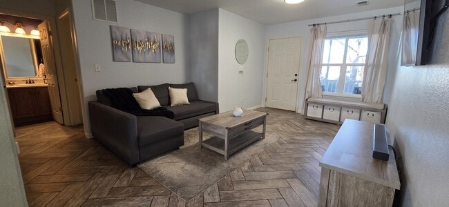 Building Photo - 721 Waterglen Dr