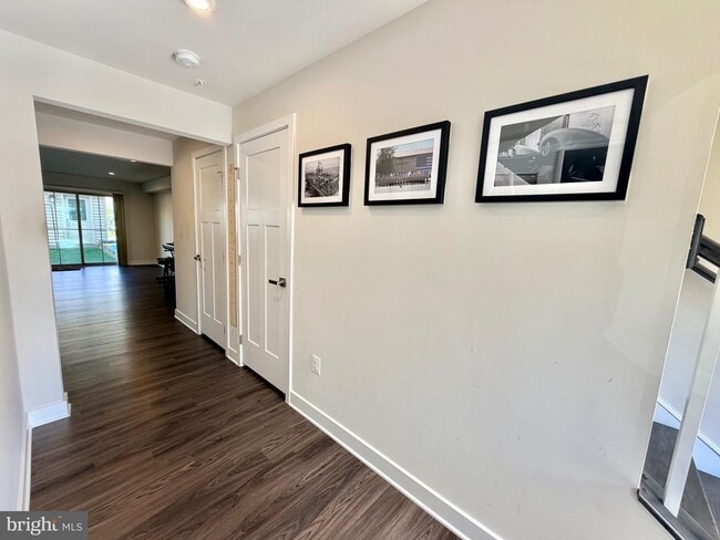 Foto del edificio - 8627 Satinwood Dr