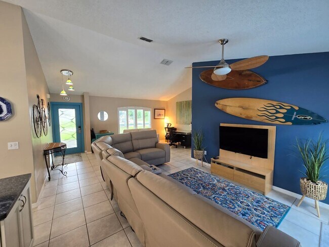 Foto del edificio - Port St. Lucie Single-Family home with Fenced Yard and Pool! FULLY FURNISHED!