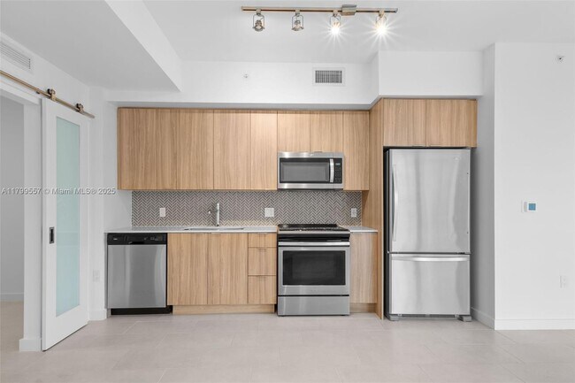 Foto del edificio - 2150 N Bayshore Dr