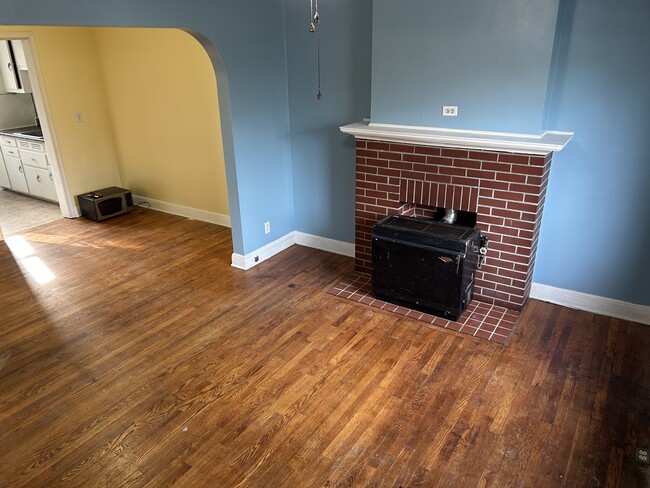 Sala de estar delantera - 105 Forest Ave