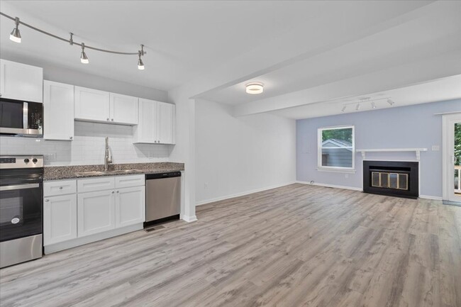 Foto del edificio - Charming 2 Bedroom/1 Bath Townhome in Henr...