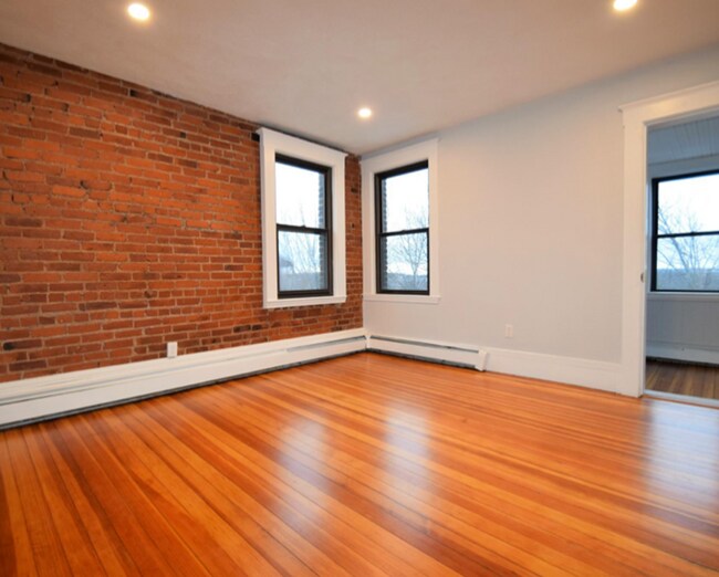 Foto del edificio - $2,800 Top-Floor 2BR Near Boston College | Heat & Hot Water Included | Pet Friendly