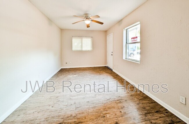 Building Photo - 1059 Glencarin St