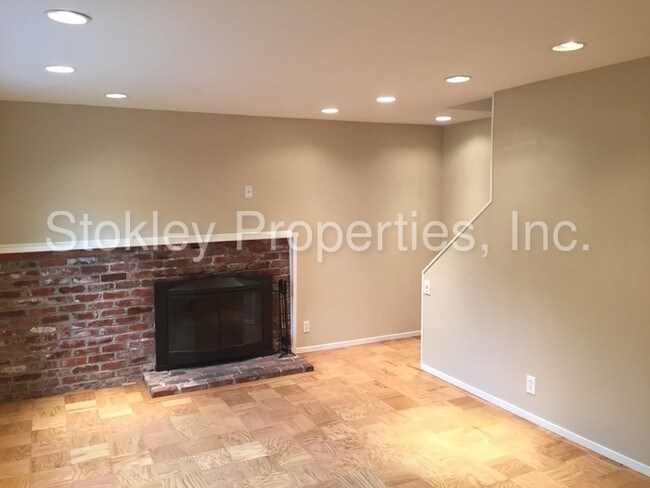 Building Photo - 5765 Robinhood Dr