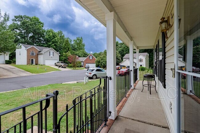 Foto del edificio - 736 Bent Hollow Ct