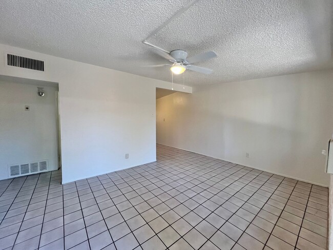 Building Photo - Charming Central  Townhome