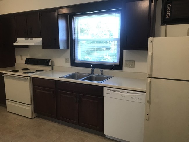 Spacious kitchen - 1006 Grace Ln