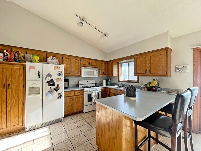 Building Photo - 4Bed*2Bath House*2000 SqFt Vaulted Ceiling...