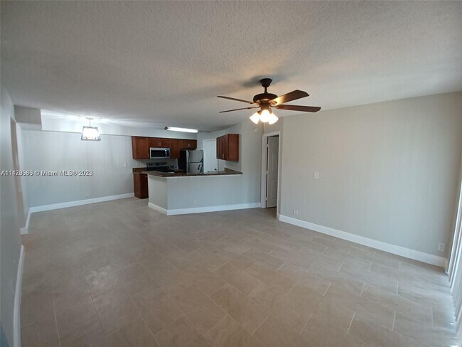 Building Photo - 9999 Summerbreeze Dr