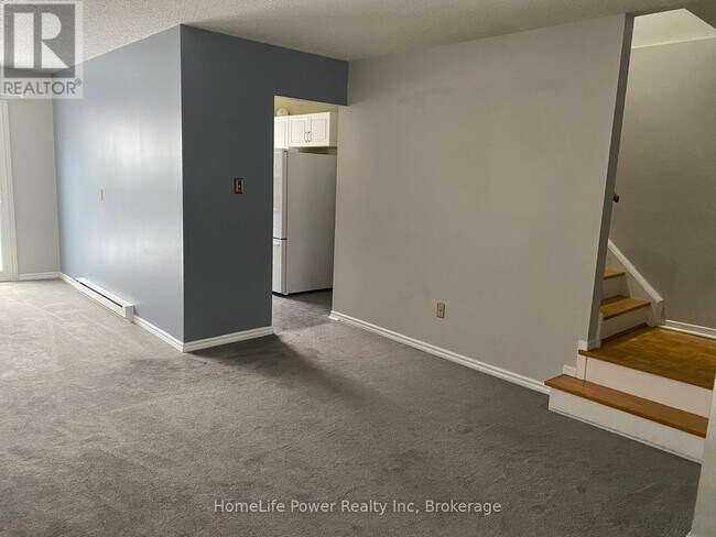 Building Photo - 653 Albert St