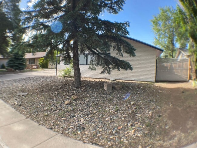 Building Photo - 3 Bedroom Home in Smokerise | Single-Level Living + Natural Light