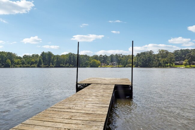 Building Photo - 3637 Lakeshore Dr