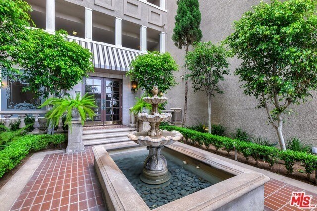 Foto del edificio - 8455 Fountain Ave