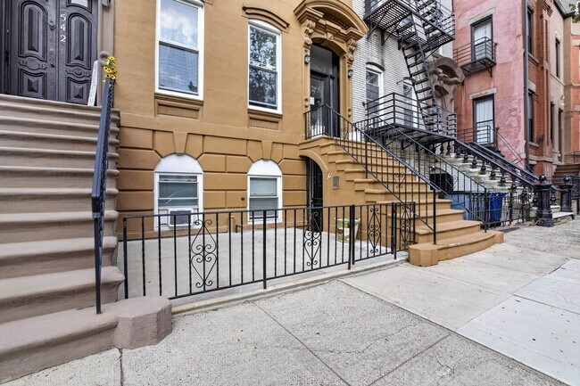 Foto del edificio - 540 Bramhall Ave