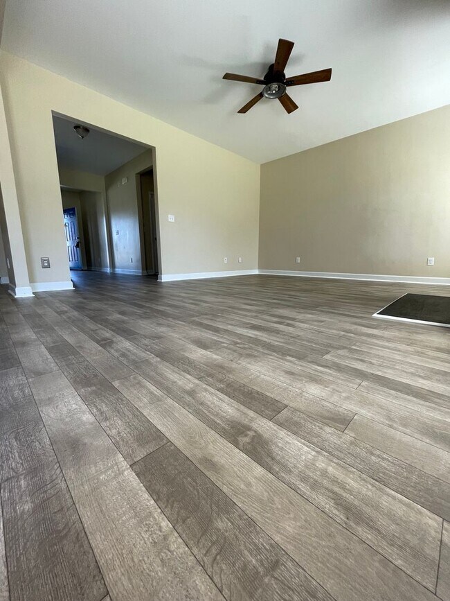 Building Photo - 5 Bedroom and 3.5 Bath Home- Bonus Room (N...