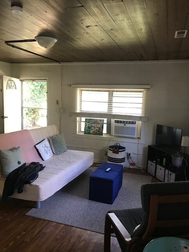 Building Photo - Available August 2025   Monthly rent $1400