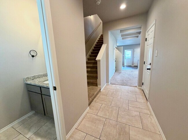 Foto del edificio - Corner Unit Townhome with 3 Bedrooms, Garage & Private Yard