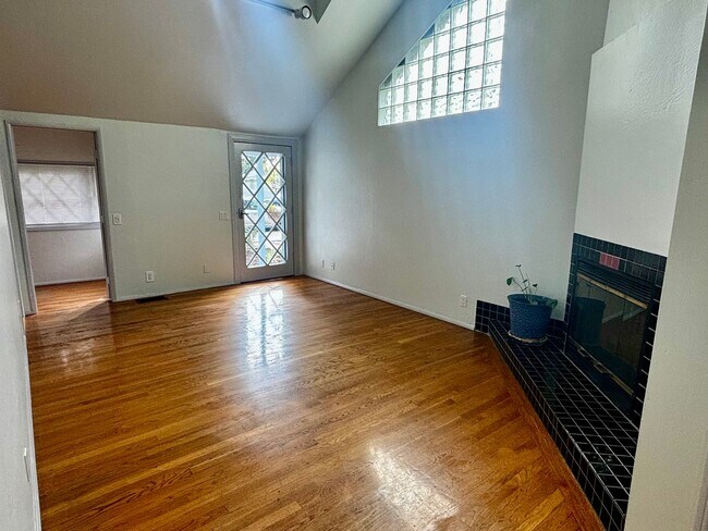 Building Photo - Charming 2 bed 2 bath in Coronado