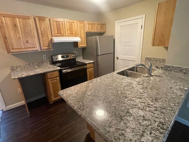 Foto del edificio - Welcome to this beautifully remodeled 2-bedroom duplex located in Alachua, conveniently situated ...