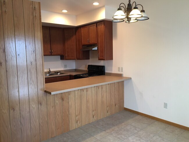 Building Photo - 835 Peace Ln