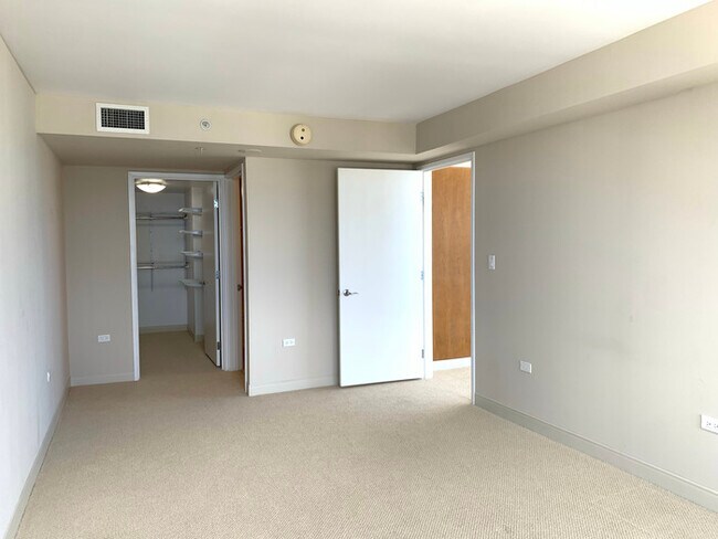 Building Photo - 2 Bed/2 Bath/2 Parking with a wrap around ...