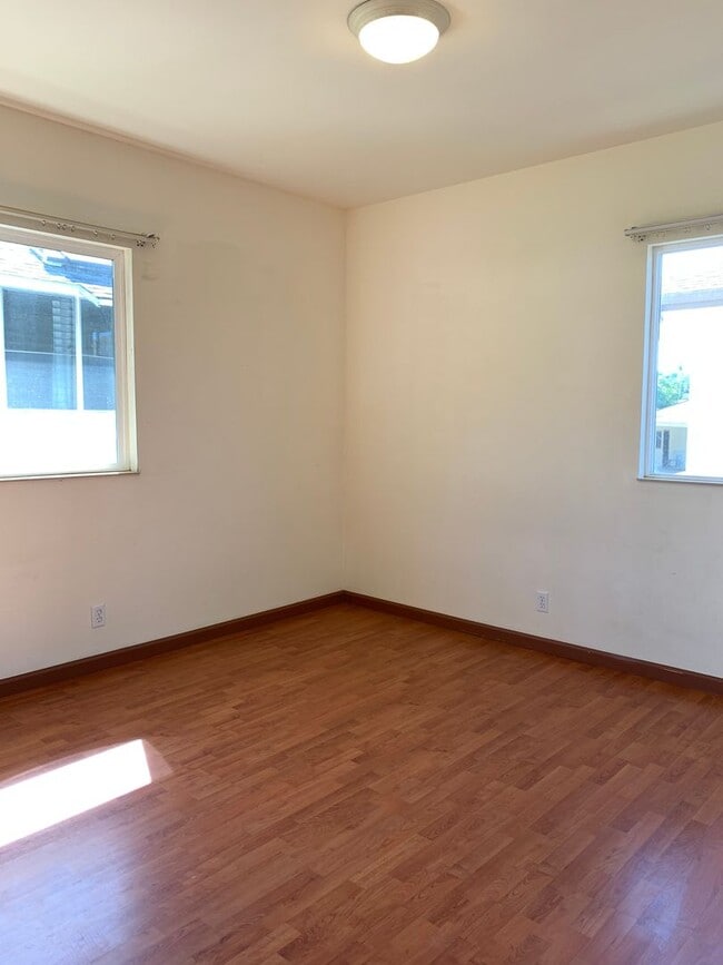 Building Photo - Liliha: 2 Bed, 1 Bath + Den Duplex w/ 1 Parking Spot - Includes Utilities!