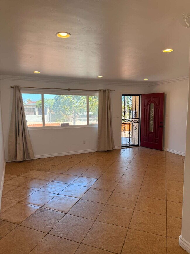 Foto del edificio - $3,500 - 3 Bed / 1 Bath House in Chula Vista with a Large Yard!