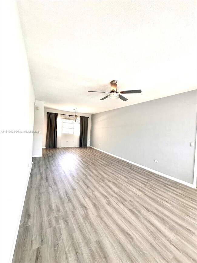 Building Photo - 4710 Pine Tree Dr