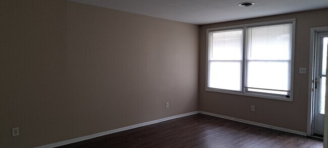 Building Photo - 2024 Wyandotte Ave