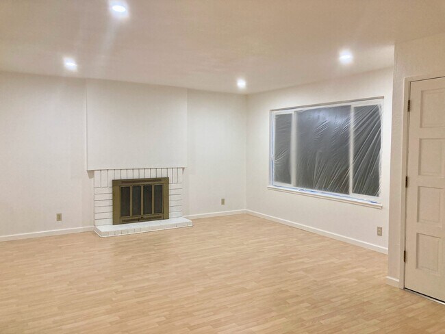 Building Photo - 676 Corinthia Dr
