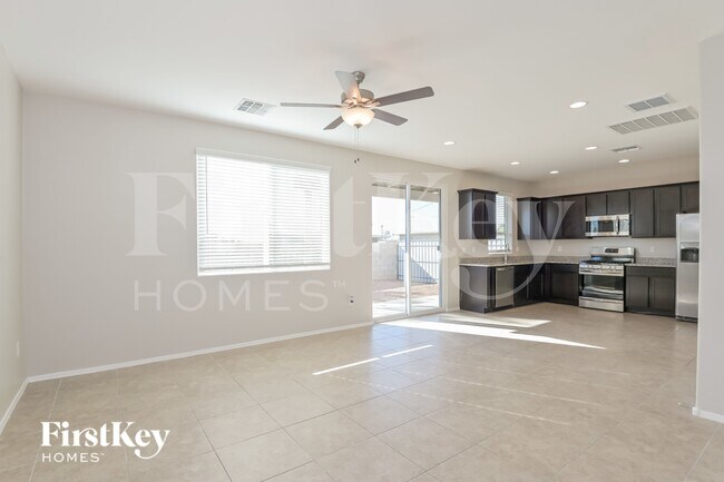 Building Photo - 2851 N Fair Oaks Ave