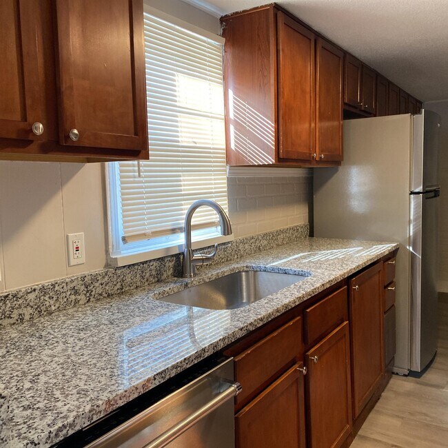 Building Photo - 332 N Cedar Ave