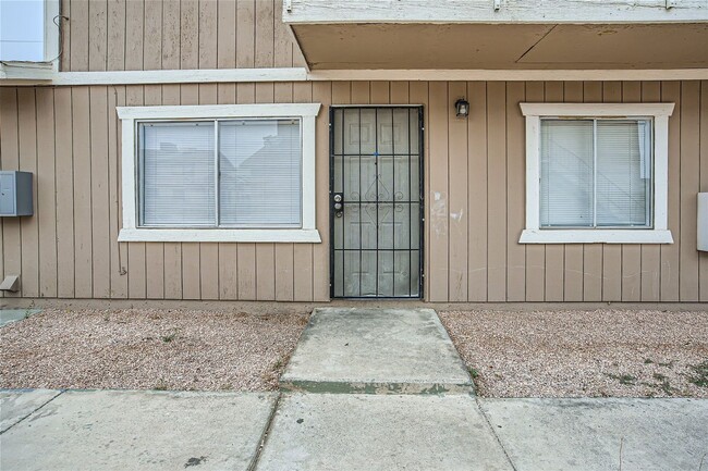 Building Photo - 2 Bedroom Unit on First Floor