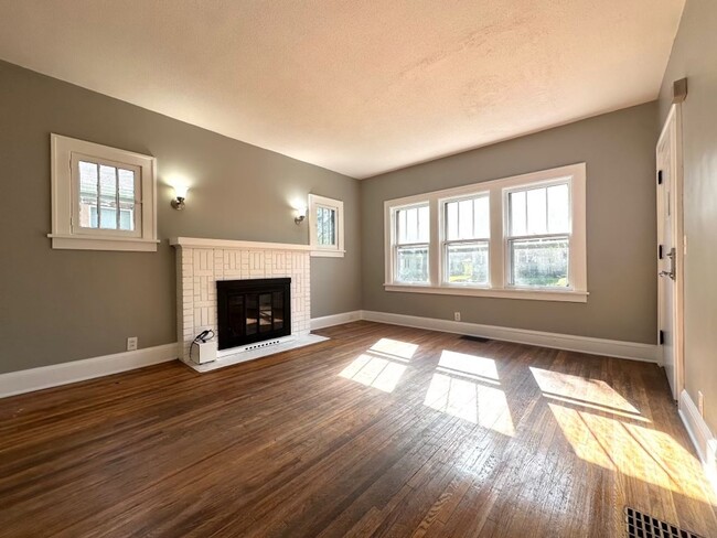 Building Photo - Beautiful 4 bedroom house in Minneapolis!!