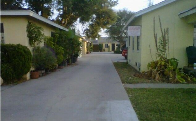 Foto del edificio - 8808-8824 Rose St