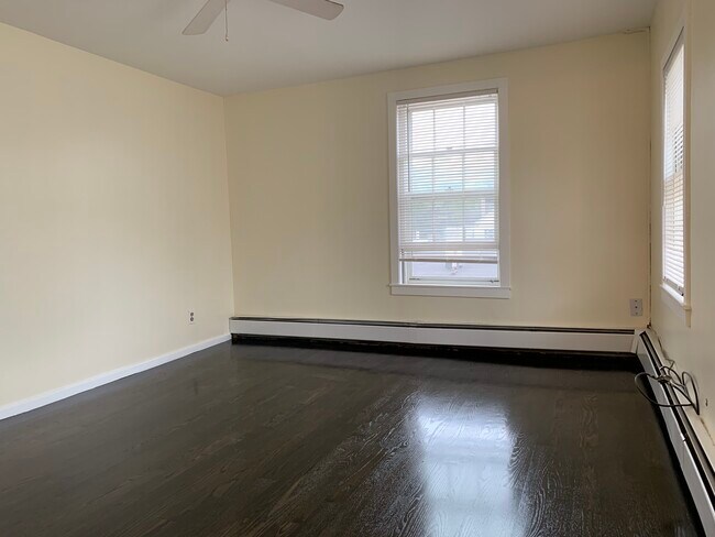 L-room - 449 Lincoln Ave